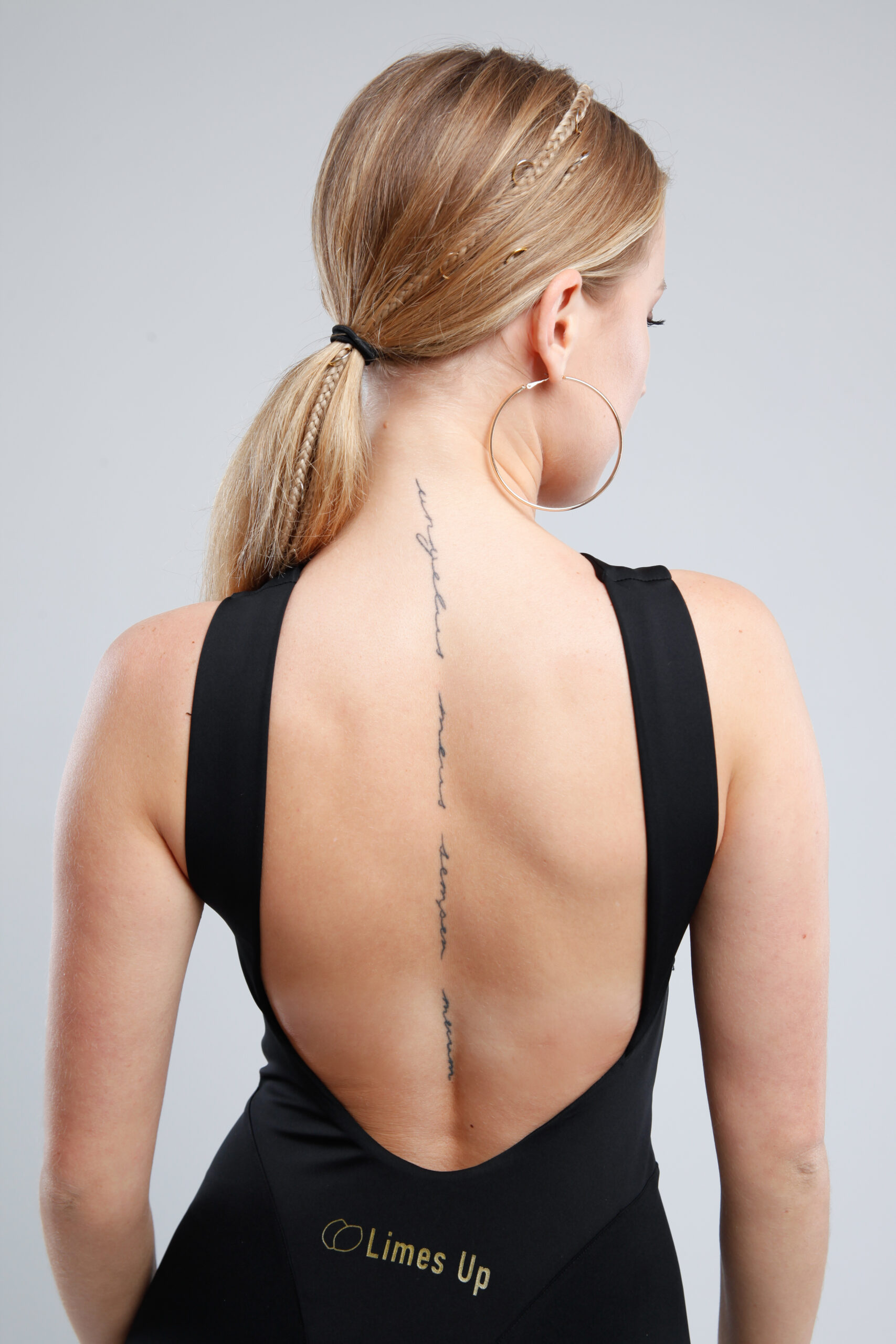 kombinezon-nailah-czarny-tyl-zblizenie Czarny kombinezon do tańca Nailah z tyłu. Zdjęcie z bliska