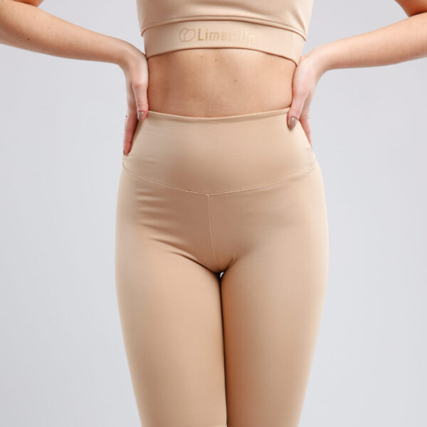 Beżowy top do tańca Gia i bikery w kolorze nude. Zdjęcie z bliska