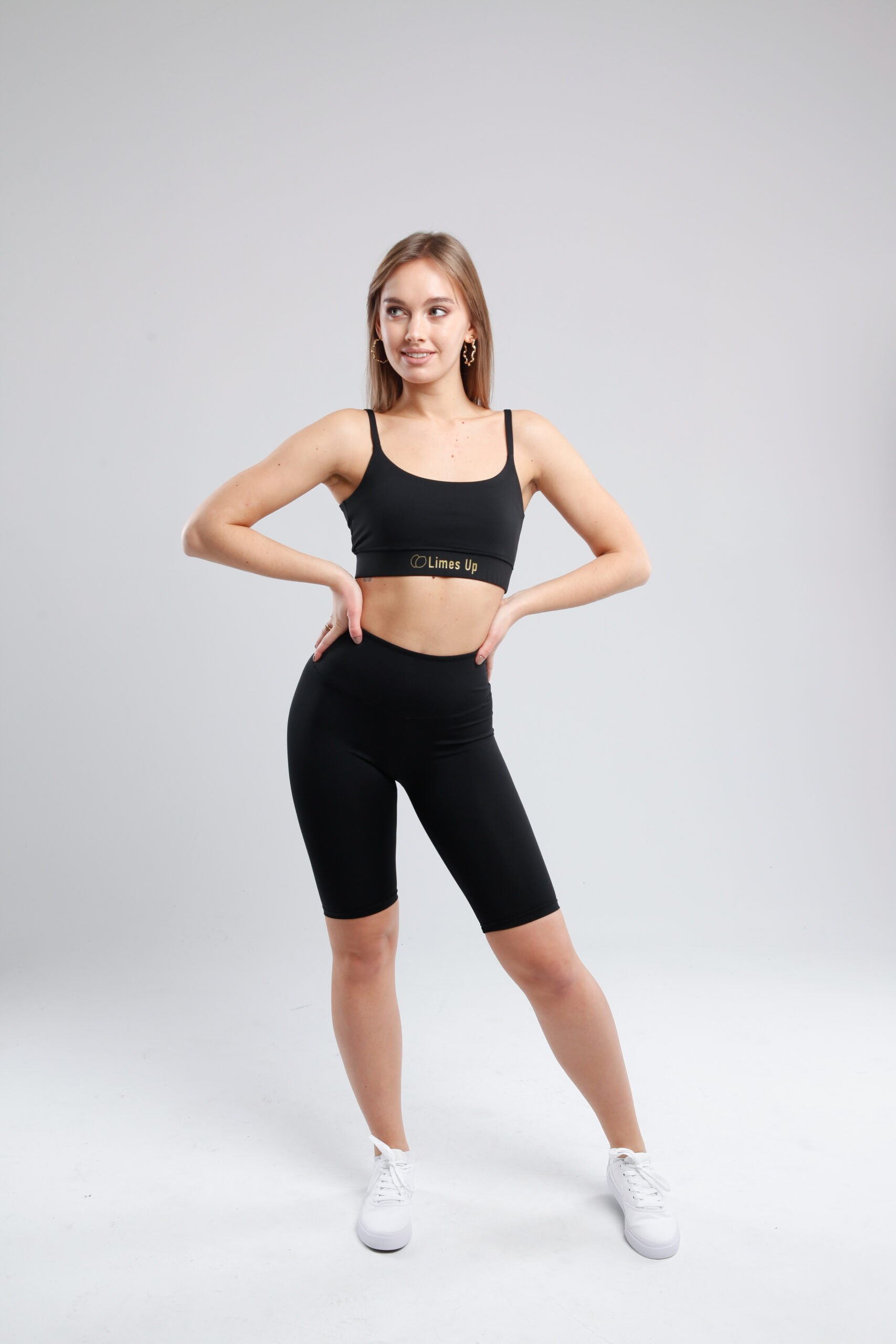 bikery-czarne-top-gia-przod-oddalone Czarne bikery szorty do tańca i top Gia z przodu z daleka