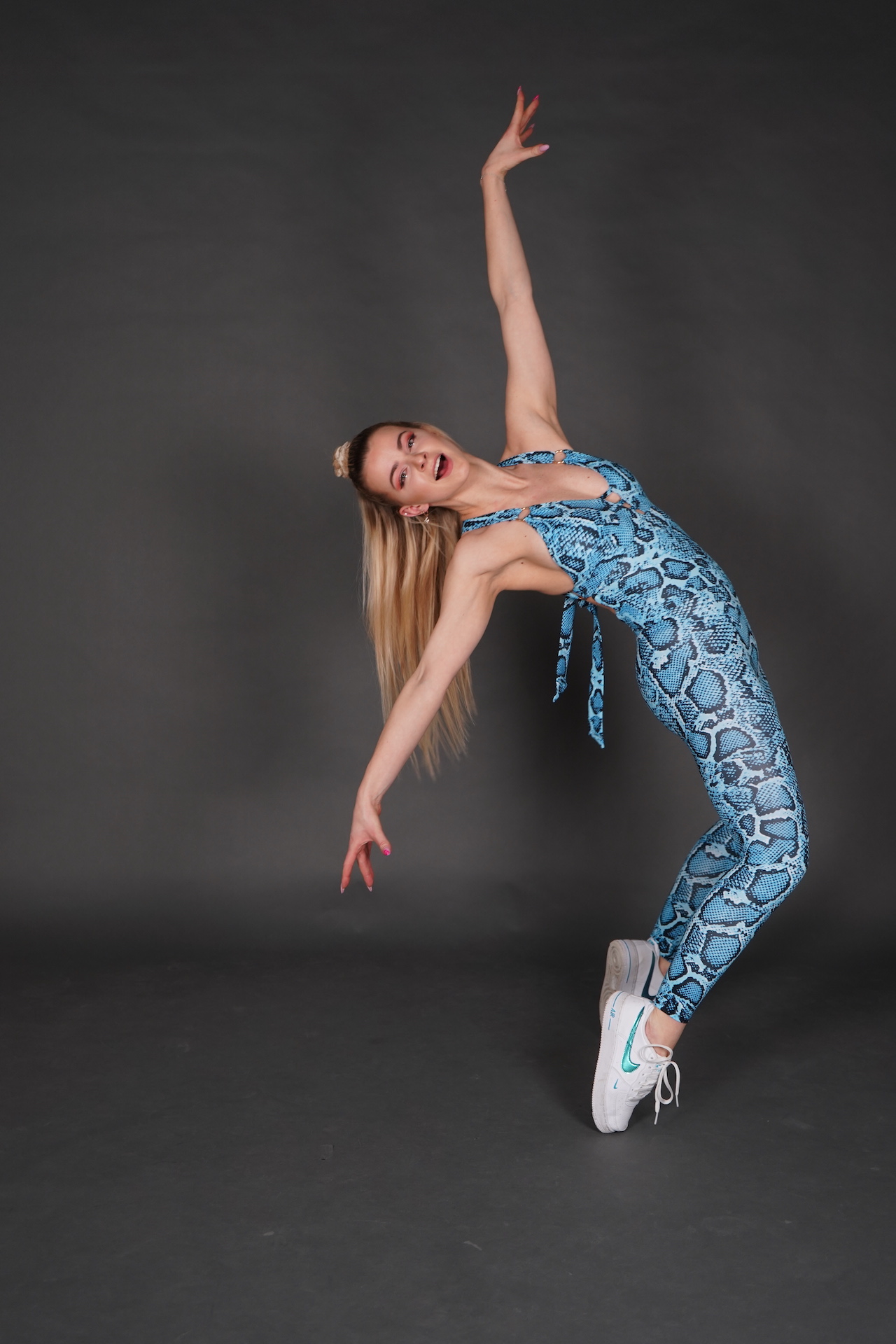 jumpsuit-lulu-bluesnake-dancer-pose Dance jumpsuit Lulu BlueSnake. The dancer is posing.