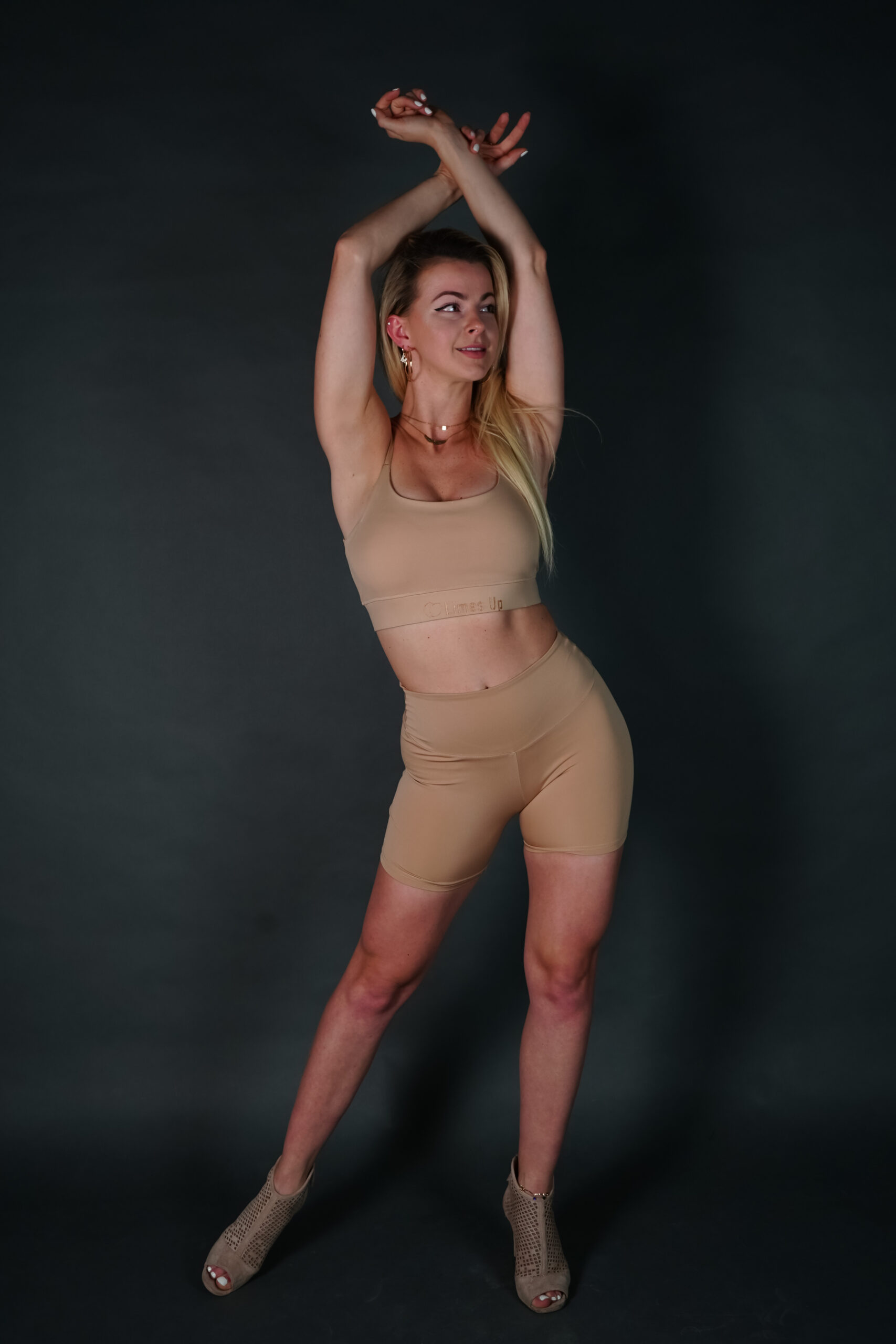 conjunto-top-gia-shorts-nude-delantero Conjunto de danza: top Gia + shorts delantero. Nude color