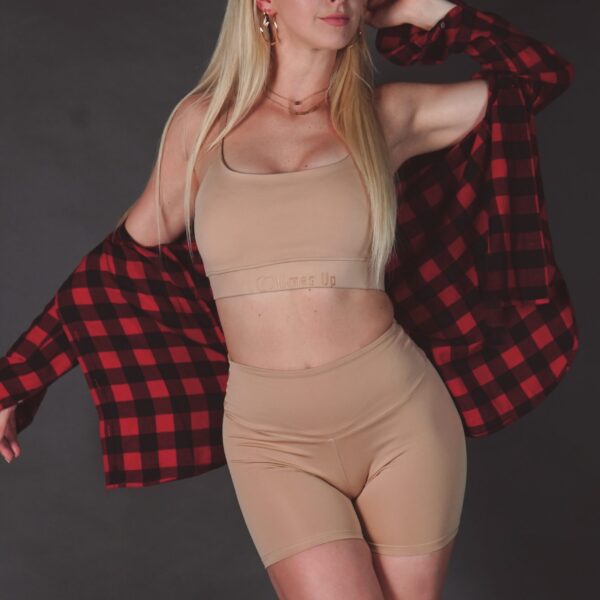 Conjunto de danza: top Gia + shorts delantero. Nude color. La bailarina está posando.