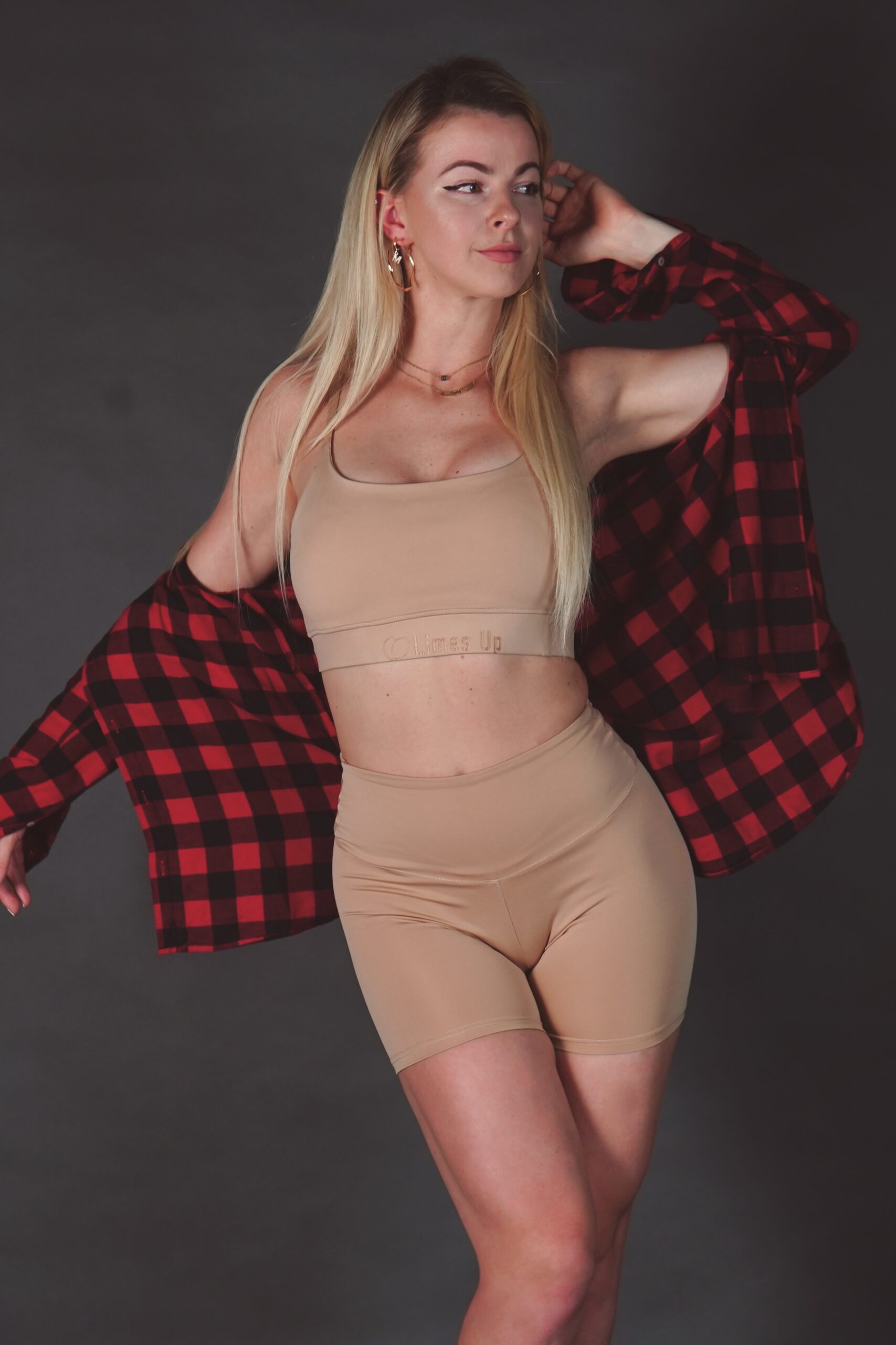 conjunto-top-gia-shorts-nude-pose Conjunto de danza: top Gia + shorts delantero. Nude color. La bailarina está posando.