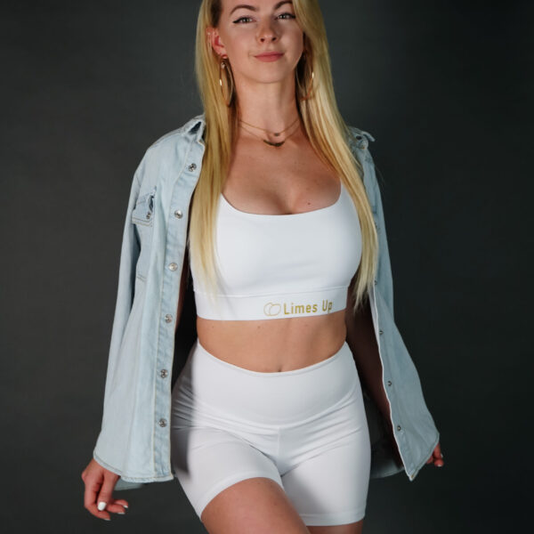 Conjunto de danza: top Gia + shorts delantero. Blanco color. La bailarina está posando.